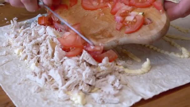 Kochen Fleisch Shawarma zu Hause Küche. Pflanzliche Zutaten zu Pita hinzufügen. — Stockvideo