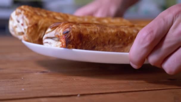 Crispy Juicy Shawarma Servido em uma placa na mesa. A servir lavash. Home cozinha. — Vídeo de Stock