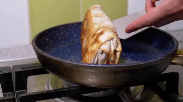 Cuisson de viande Shawarma dans une casserole chaude jusqu'à ce que croustillant. Pain Pita frit dans la cuisine. — Video