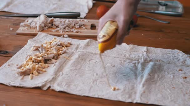 Gătit Shawarma sau Lavash în bucătărie acasă. Lavash Smearing cu maioneză — Videoclip de stoc