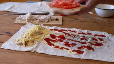 Ev Mutfağında et çorbası pişiriyorum. Sebze İçindekiler Pita 'ya Ekleniyor.