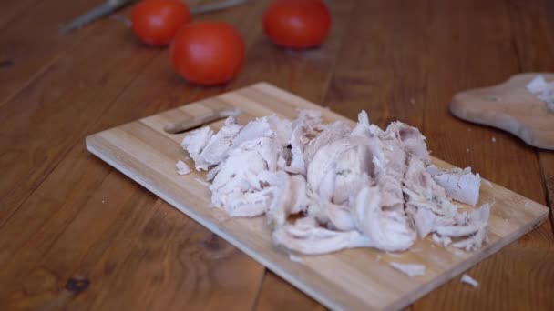 Una mano delle donne oscilla forte un coltello e le costolette hanno bollito la carne su un bordo di legno. — Video Stock