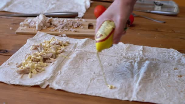 Cucinare Shawarma o Lavash in cucina domestica. Lavash spalmatura con maionese — Video Stock
