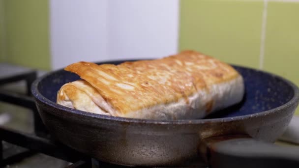Főzött lédús, Ruddy, étvágygerjesztő hús Shawarma egy forró serpenyőben, amíg ropogósra nem sült — Stock videók