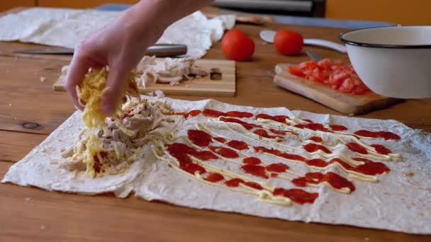 Cucinare carne Shawarma a casa Cucina. Aggiungere Ingredienti Vegetali alla Pita. — Video Stock