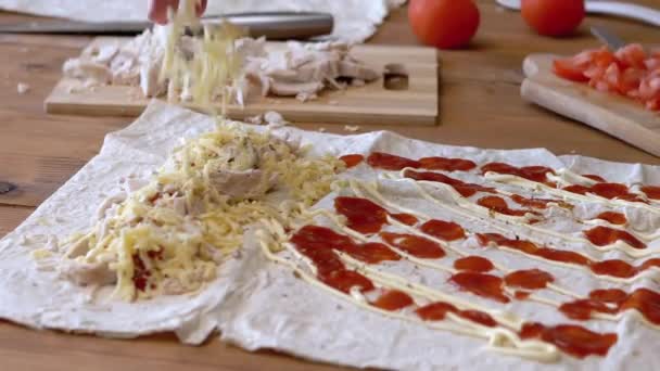 Koken vlees Shawarma bij Home Kitchen. Toevoeging van plantaardige ingrediënten aan Pita. — Stockvideo