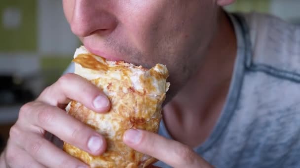 Hungry Man Mengambil Bite of Delicious dan Crispy Shawarma Close-up. Pergerakan Lambat. — Stok Video