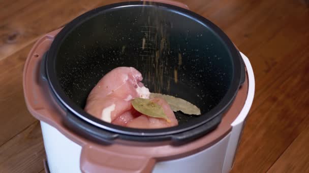 Kip filet koken in een multicooker in Home Kitchen. Close-up. — Stockvideo