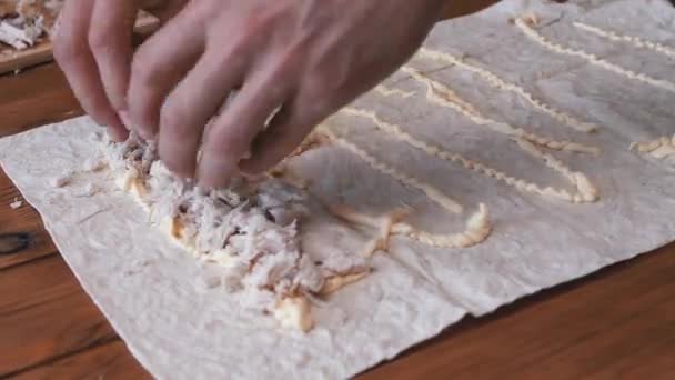 Hús Shawarma főzés. Az ember zöldségeket terít, és gyorsan felteker egy pitatekercset.. — Stock videók