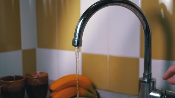 Mano masculina abre el grifo de agua. Presión de chorro de agua en mezclador de cocina. En cámara lenta. — Vídeos de Stock