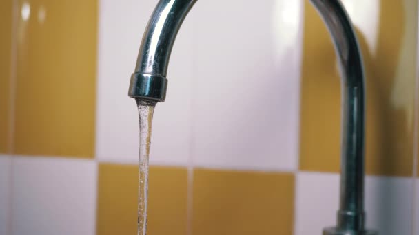 El agua está saliendo del grifo. Presión del chorro de agua en el grifo en la cocina. — Vídeos de Stock