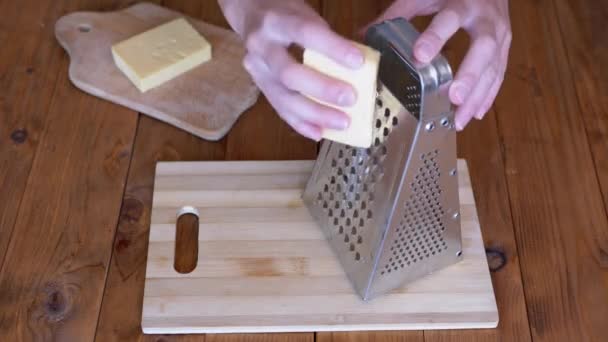 Жінки натирають твердий сир на металевій решітці. Домашня кухня. Крупним планом . — стокове відео