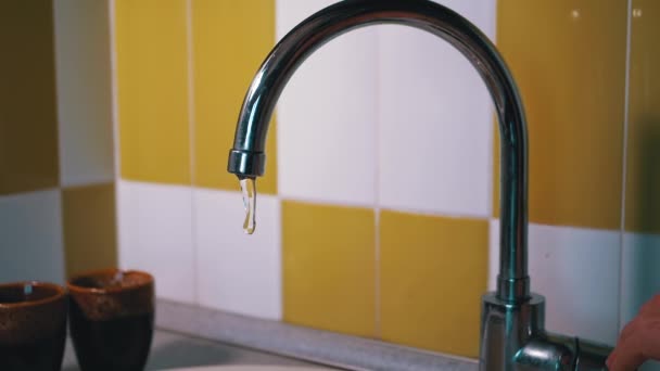 Manlig hand öppnar kranvatten. Trycket av vatten Jet i köket Mixer. Långsamma rörelser — Stockvideo