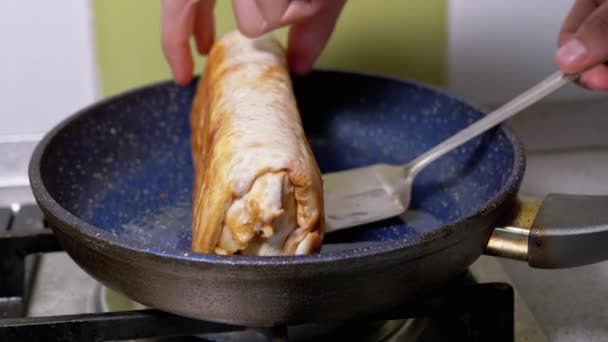 Cuisson de viande Shawarma dans une casserole chaude jusqu'à ce que croustillant. Pain Pita frit dans la cuisine. — Video