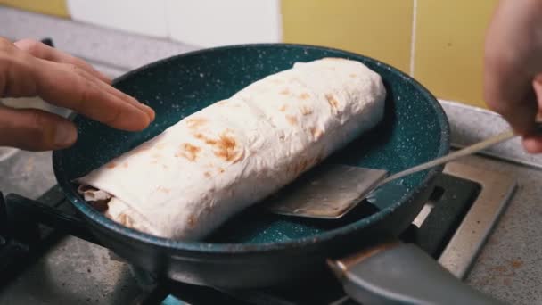 Matlagning kött Shawarma i en varm Pan tills Crisp. Fry Pita bröd i köket. — Stockvideo