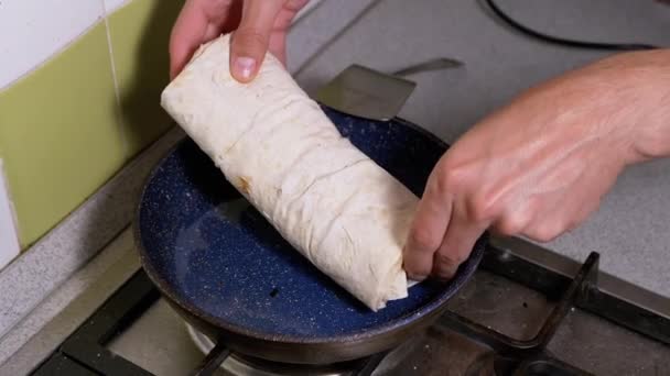 Matlagning kött Shawarma i en varm Pan tills Crisp. Fry Pita bröd i köket. — Stockvideo