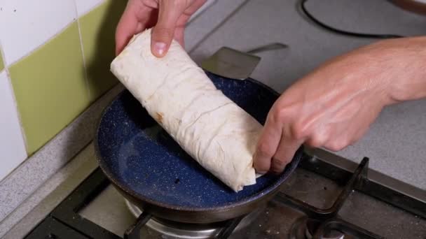 Vaření masa Shawarma v pánvi, dokud nepraskne. Fry Pita chléb v kuchyni. — Stock video