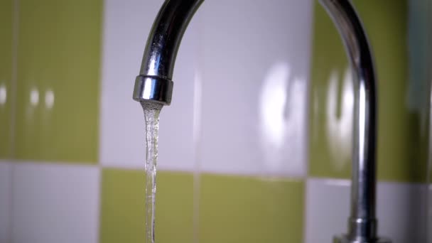 Flusso di acqua nel rubinetto. Apri il rubinetto. Pressione dell'acqua nel miscelatore. Rallentatore. — Video Stock