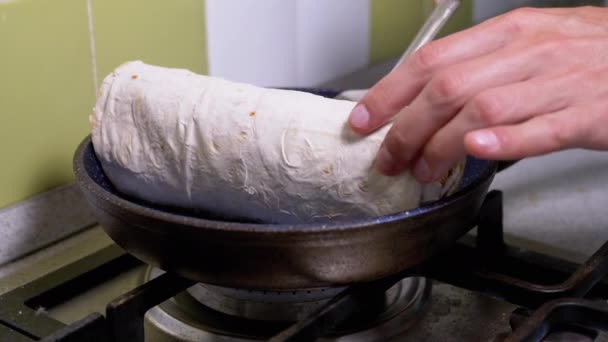 Μαγείρεμα Shawarma κρέας σε ένα ζεστό τηγάνι μέχρι τραγανό. Τηγανητό ψωμί πίτας στην κουζίνα. — Αρχείο Βίντεο