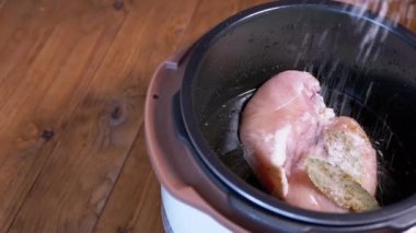 Ev Mutfağında tavuk filetosu pişirmek. Yakın plan..