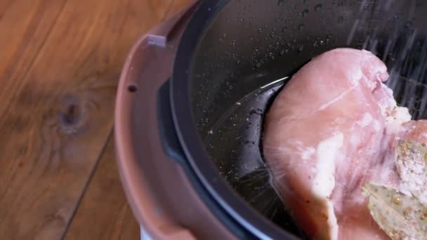 Matlagning Kyckling Filé i en Multicooker i Home Kitchen. Närbild. — Stockvideo