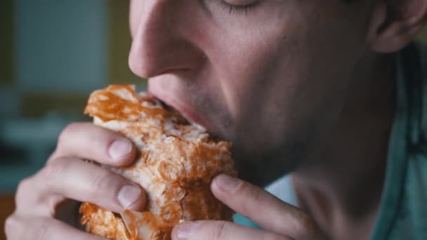 Hungry Man dá uma mordida de delicioso e crocante Shawarma Close-up. Movimento lento. — Vídeo de Stock