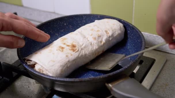 Gotowanie mięsa Shawarma na gorącej patelni, aż Crisp. Chleb pita smażony w kuchni. — Wideo stockowe