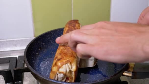 Gotowanie mięsa Shawarma na gorącej patelni, aż Crisp. Chleb pita smażony w kuchni. — Wideo stockowe