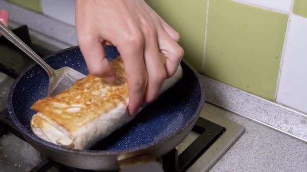 Fleisch Shawarma in einer heißen Pfanne kochen, bis es knusprig wird. Pita-Brot in der Küche braten. — Stockvideo