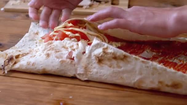 Cooking Meat Shawarma. Perempuan mengucapkan Sayuran dan Cepat Rolls Up a Pita Roll. — Stok Video