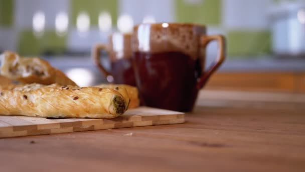 Té fragante y pasteles crujientes frescos en una tabla de cortar. Primer plano. — Vídeo de stock