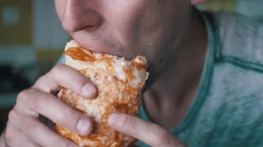 Aç Adam Lezzetli ve Çıtır Çıtır Shawarma 'dan bir ısırık alıyor. Yavaş Hareket.