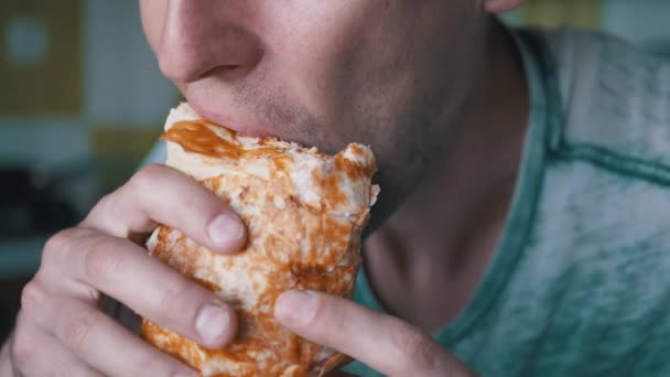 Hungry Man dá uma mordida de delicioso e crocante Shawarma Close-up. Movimento lento. — Vídeo de Stock