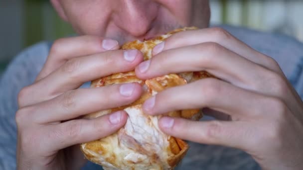 Omul flămând ia o mușcătură de Shawarma delicioasă și crocantă. Slow Motion . — Videoclip de stoc