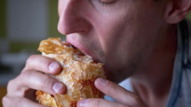 Hungry Man dá uma mordida de delicioso e crocante Shawarma Close-up. Movimento lento. — Vídeo de Stock