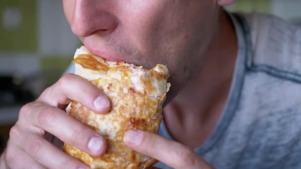 Hungry Man Mengambil Bite of Delicious dan Crispy Shawarma Close-up. Pergerakan Lambat. — Stok Video