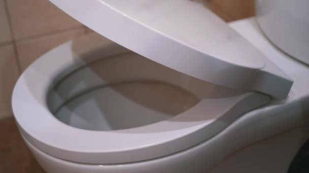 Опускаю крышку унитаза. Автоматическое закрытие Toilet Lid. Туалет плавно закрывается. — стоковое видео