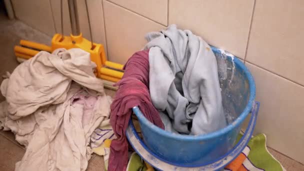 Tirar cosas sucias, trapos en cubo en el baño. Trapos dispersos. Limpieza — Vídeos de Stock