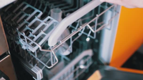 Откройте купе Dishwasher с Мбаппе и Реми-Итемом. Современная техника. — стоковое видео