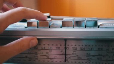 Eski Retro Vintage Teyp ya da Radyo 'daki Parmak Durdurma Tuşuna Basıyor