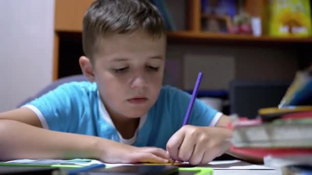 Boy Draws met kleurpotloden thuis. Home Scholing, Onderwijs Concept. — Stockvideo