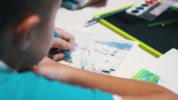 Rapaz desenha com lápis coloridos em casa. Home Educação, Conceito de Educação. — Vídeo de Stock