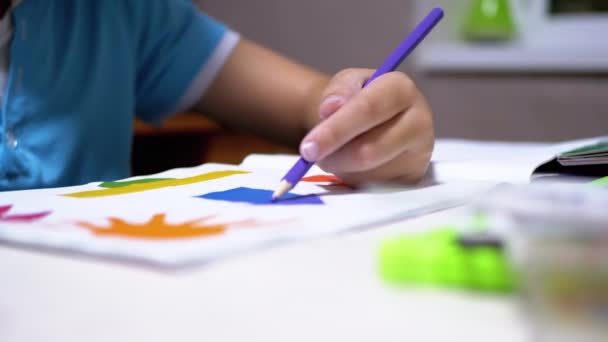 Hand barn ritar med färgade pennor hemma. Hemundervisning, utbildningskoncept — Stockvideo