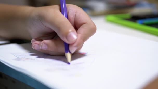 Το Παιδί Χέρι Σχεδιάζει Με Χρωματιστά Μολύβια Στο Σπίτι. Home Schooling, Εκπαίδευση Concept — Αρχείο Βίντεο