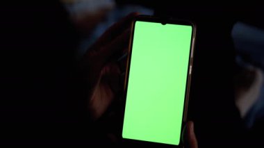 Koyu Tutuşlu Eller ve Yeşil Dokunmatik Ekranlı Akıllı Telefonu İnceleme.