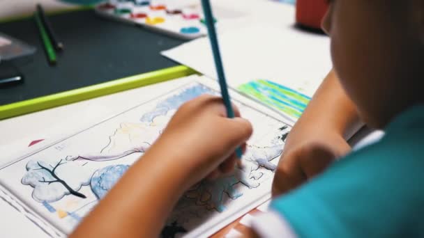 在家里用彩色铅笔手绘儿童图画。家庭教育、教育概念 — 图库视频影像
