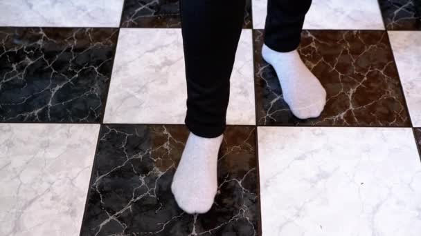 Стук и движение женские ноги в носках на кухне — стоковое видео