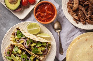 Çekti Fly'dan carnitas ekmeği üzerinde avokado ve kırmızı soğan ile. Meksika yemeği.