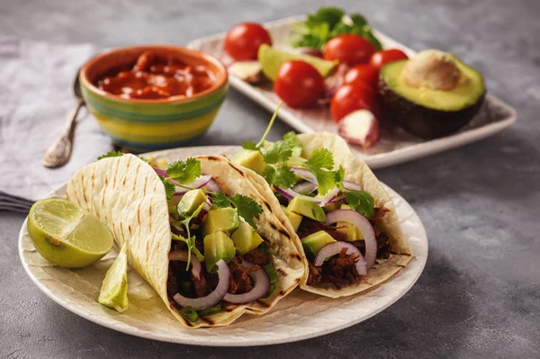 Çekti Fly'dan carnitas ekmeği üzerinde avokado ve kırmızı soğan ile. Meksika yemeği.