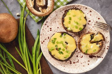 Izgara ve ile doldurulmuş peynir ve pırasa mantar.